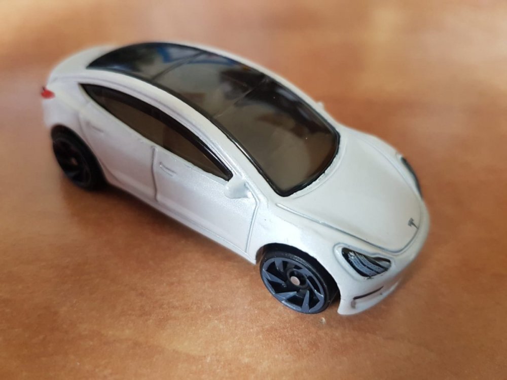 150176657_TeslaModel3HotWheels.thumb.jpg.16f5eb25fd55201addda22e89f969e28.jpg