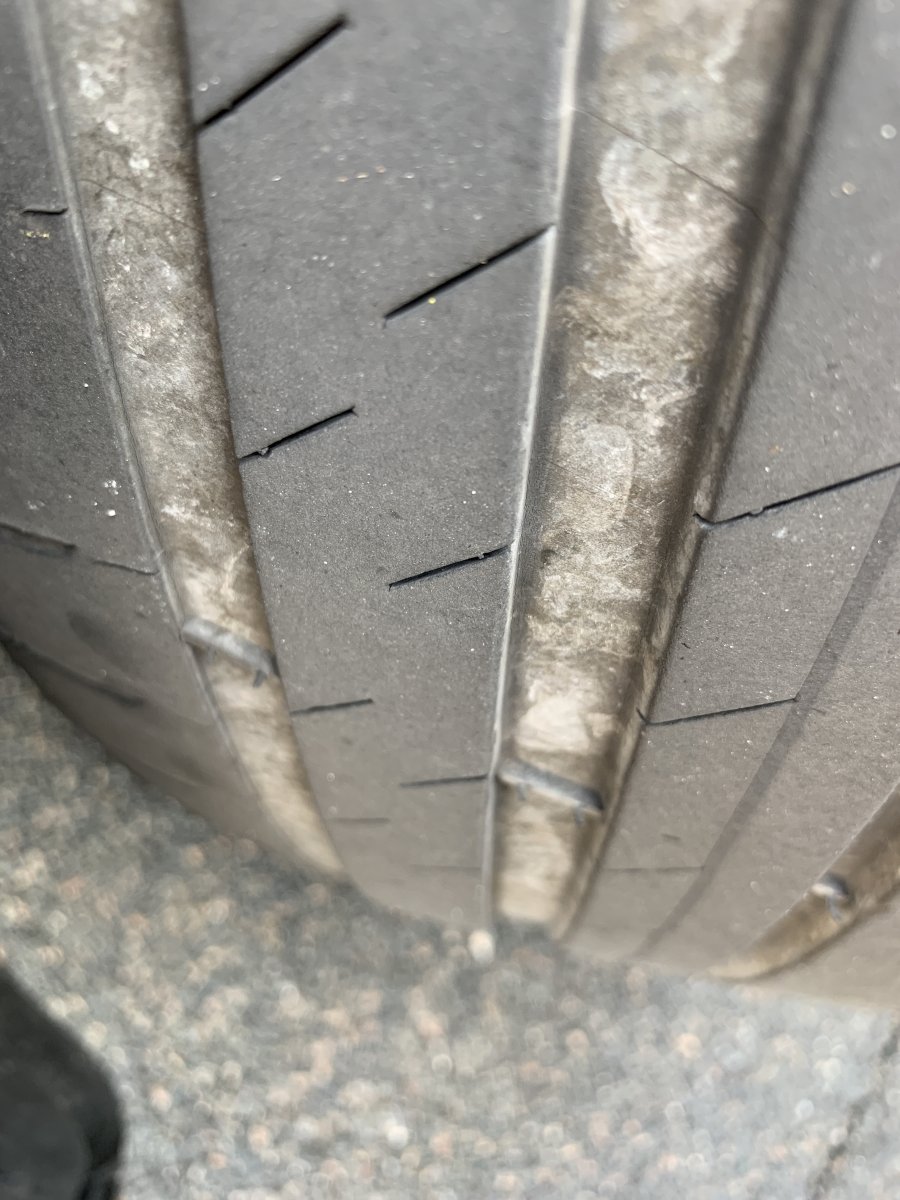 Réparation pneu mèche/champignon - Tesla Model 3 - Forum Automobile Propre