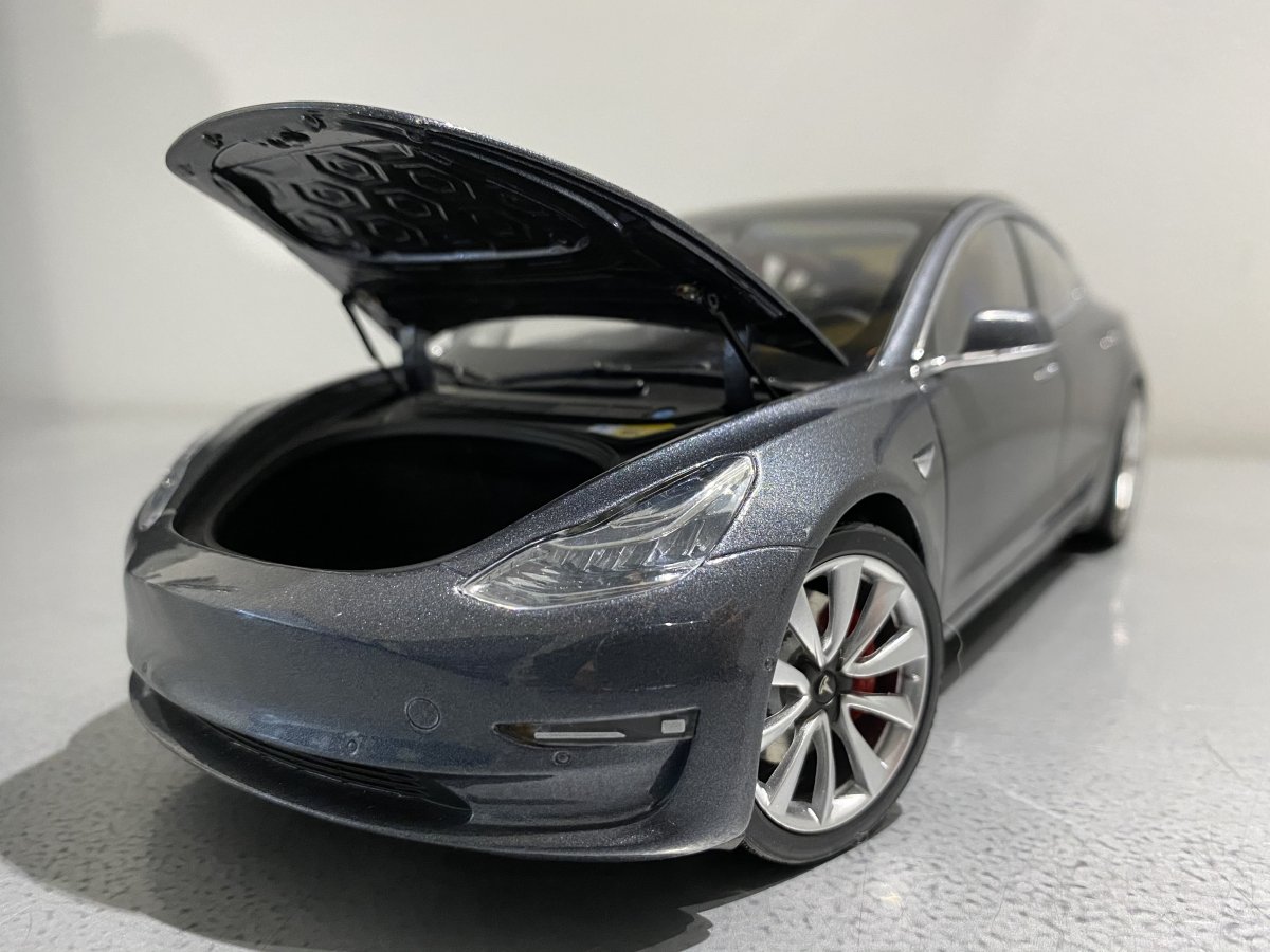 Unboxing de Tesla Modèle 3 (la miniature pas la vraie) 