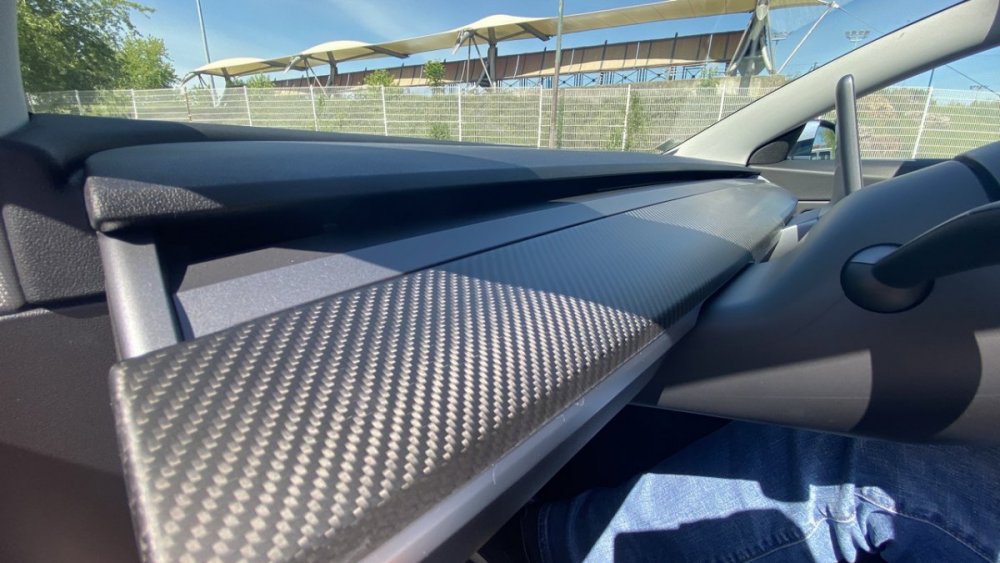 Tesla-Model-3-Tableau-de-bord-Carbon-mat-3.jpg