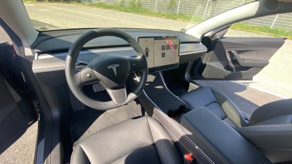 Tesla-Model-3-Tableau-de-bord-Carbon-mat-7.jpg