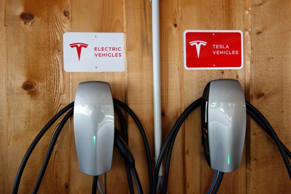 Tesla-Sign.thumb.jpg.5de8a1a4c114f014fd7e1d212fa5a1e9.jpg