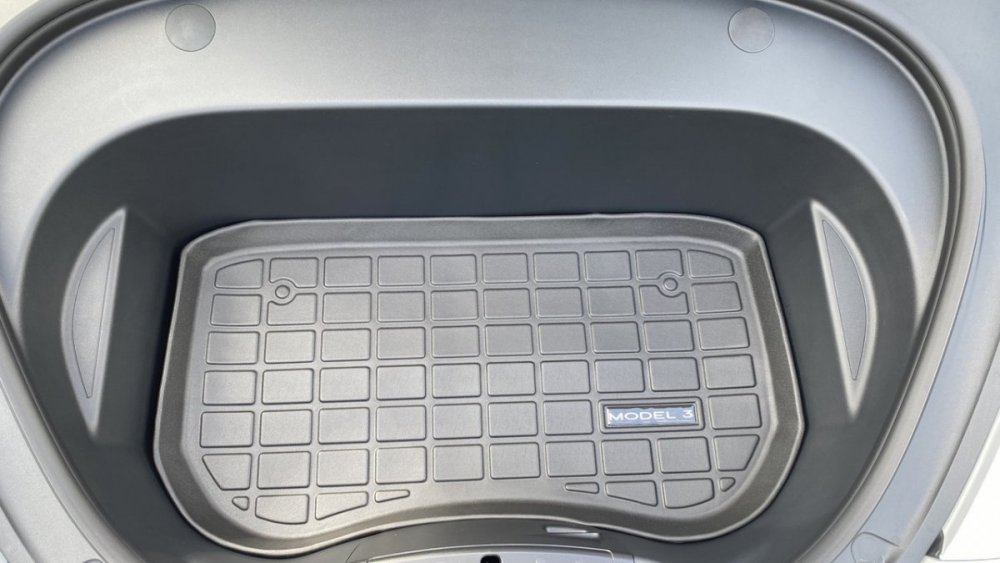 Tesla-Model-3-Tapis-Frunk.jpg