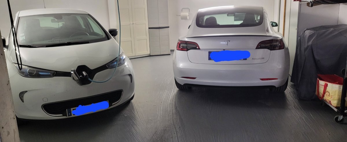 Une Tesla Model 3 garée sur deux places prête à piéger les vandales