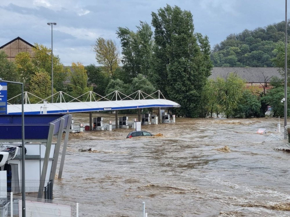 le-centre-commercial-de-givors-completement-sous-les-eaux-photo-redouja-merabti-1729167566.thumb.jpg.579eefde75e726b8050e092298eb143f.jpg